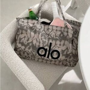 ALO Yoga Gray and Cream Patterned Sports tote bag